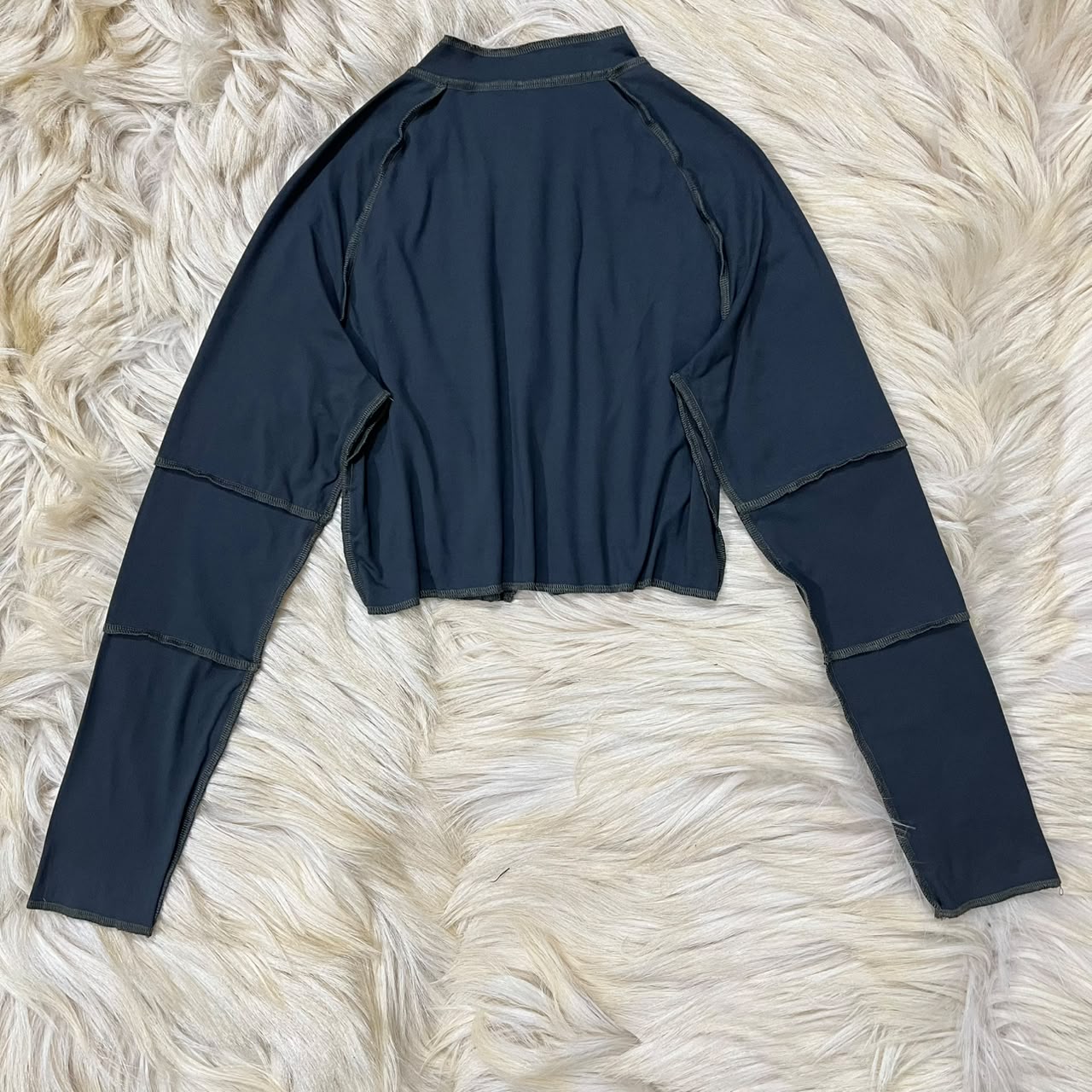 Navy blue long-sleeve crop top