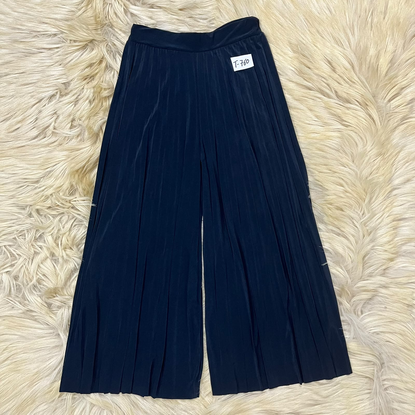 Dark navy blue wide-leg pleated pants