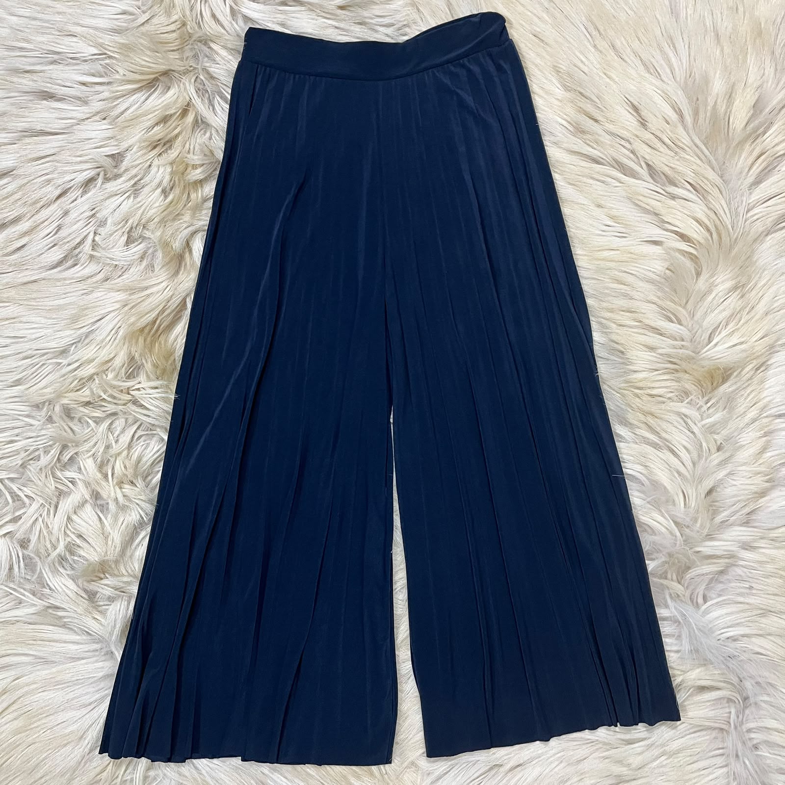 Dark navy blue wide-leg pleated pants