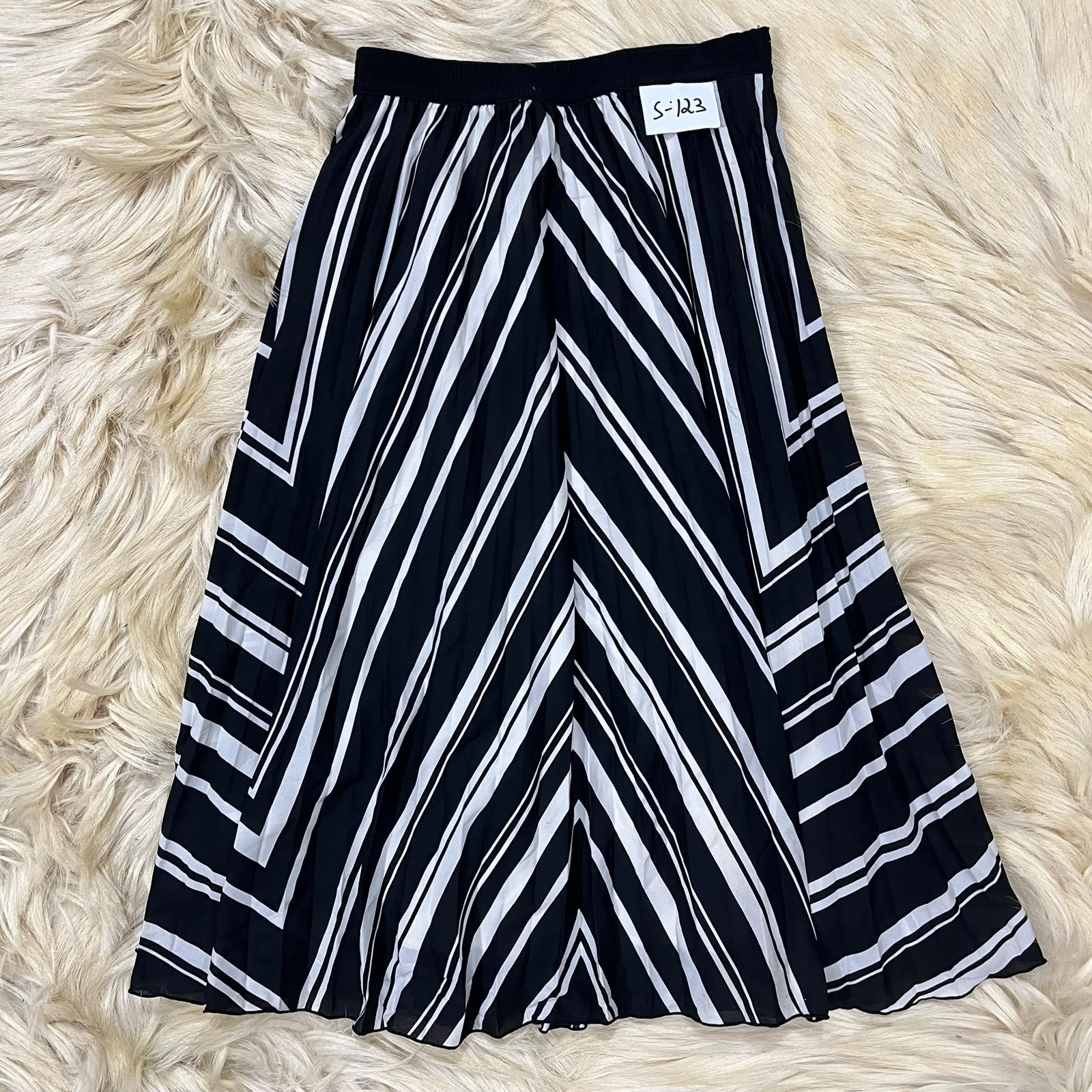 Monochromatic Skirt