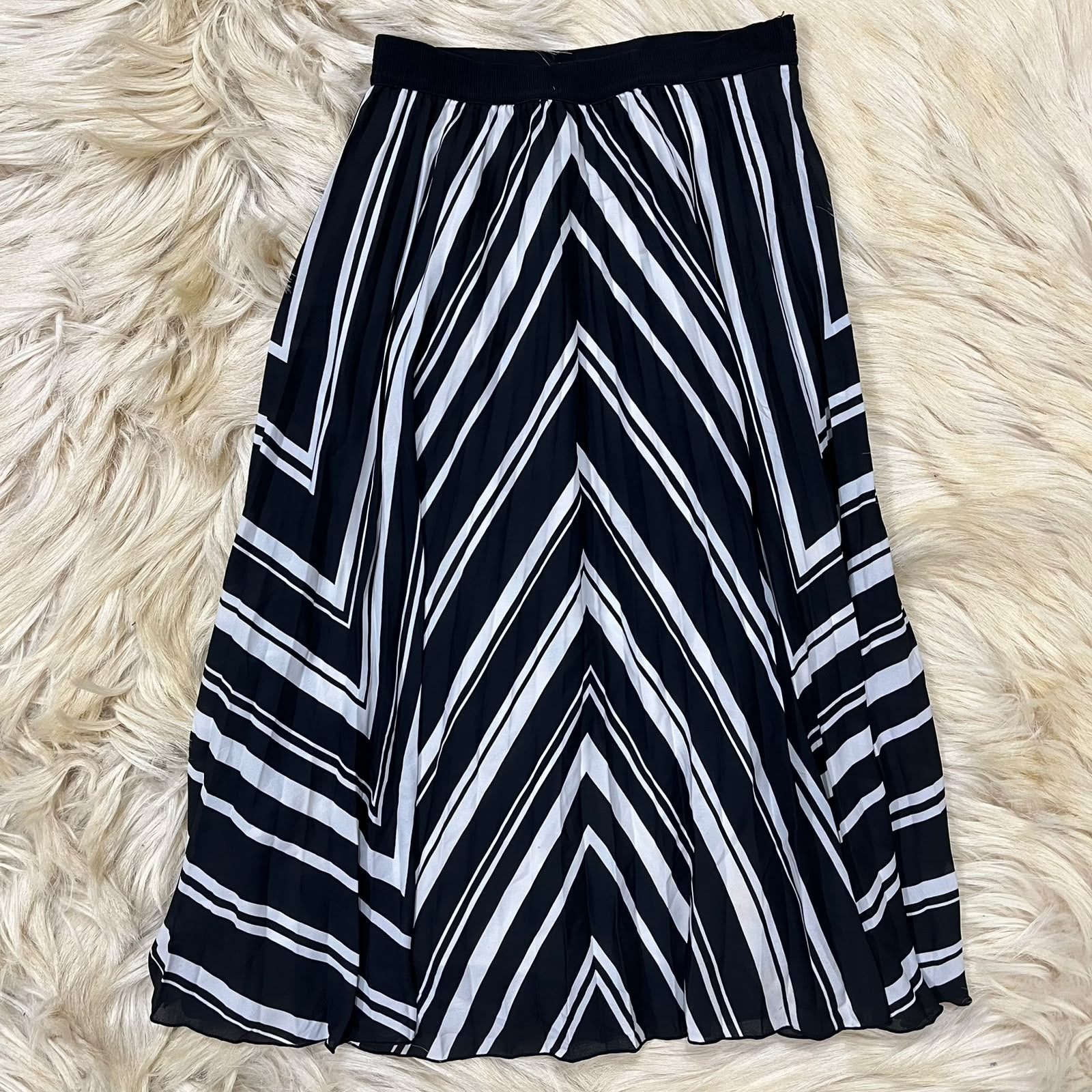 Monochromatic Skirt